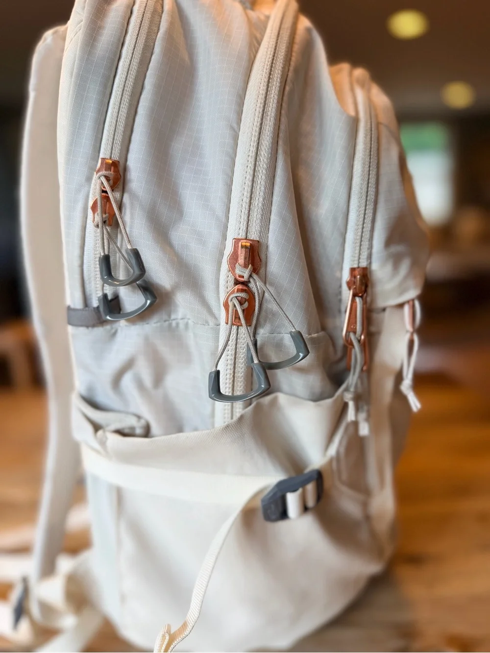 The North Face Women's Recon Luxe Backpack - White Dune/Burnt Coral Metallic